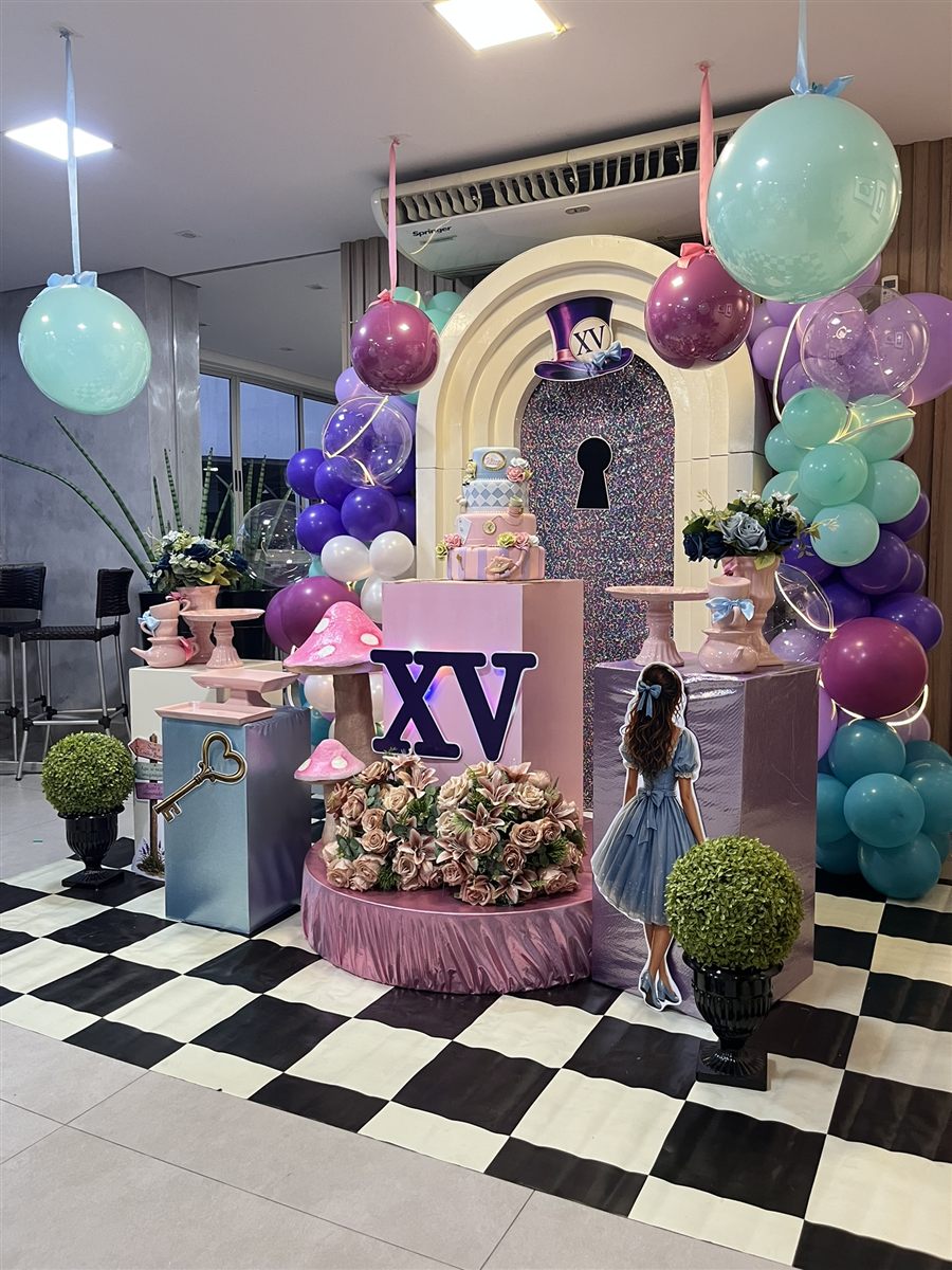 Decoração 15 anos Alice no País das Maravilhas em Cuiabá — Mimos da Vivi